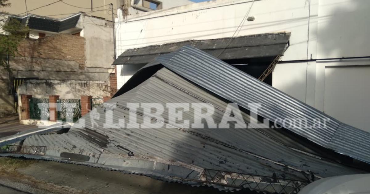 Terrible susto- las intensas raacutefagas de viento provocan la caiacuteda de un tinglado en Av Alsina