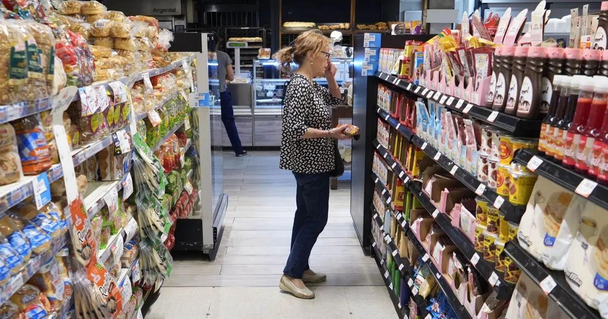 Lentamente continuacutea el pase a precios de la suba del doacutelar