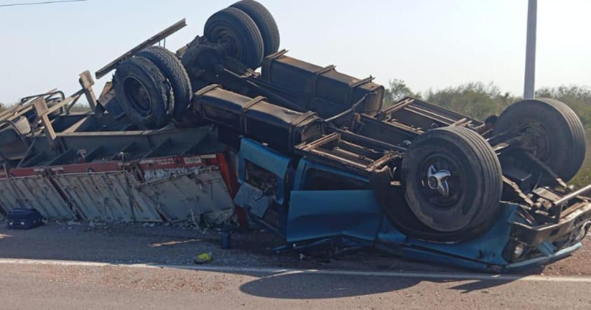 Susto en Ruta 34- impactante vuelco de un camioacuten algodonero