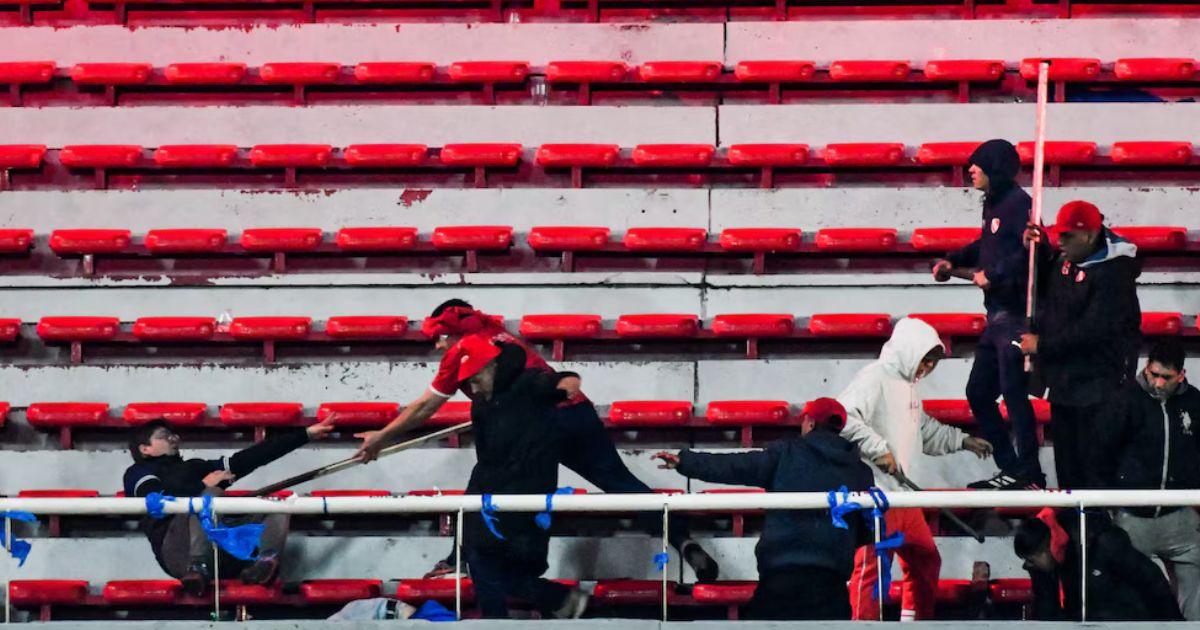El fuacutetbol de luto y manchado