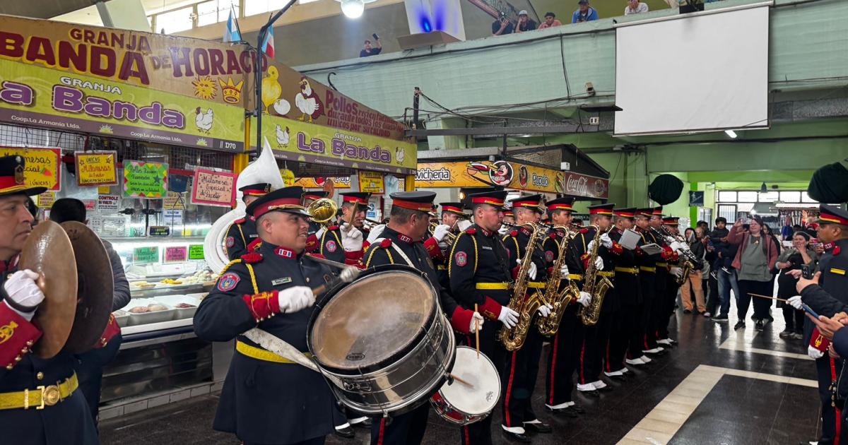 La Banda de Muacutesica de la Policiacutea brilloacute en un encuentro musical en el centro de la ciudad
