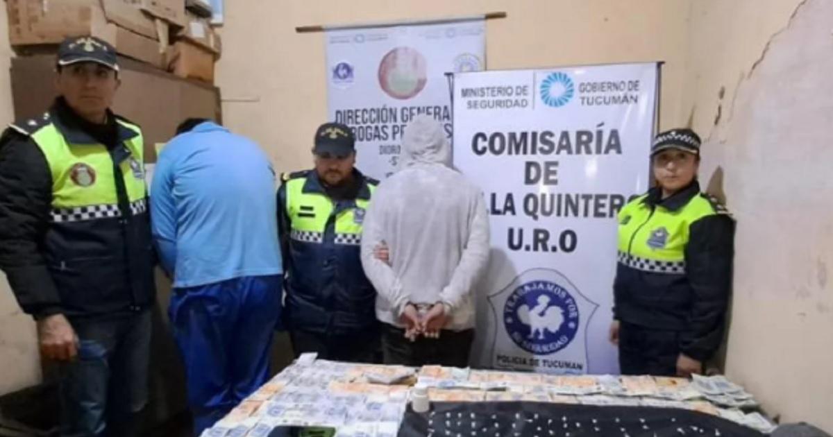 Detienen a dos hombres con maacutes de 100 dosis de cocaiacutena y un milloacuten de pesos