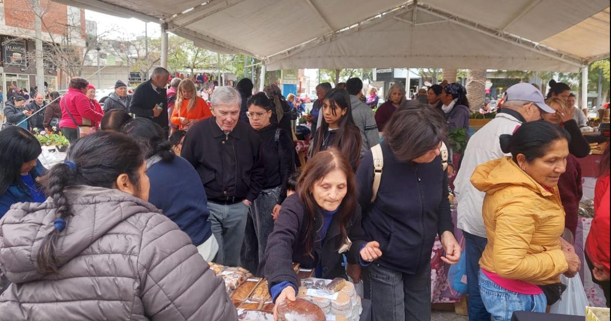 Otra exitosa edicioacuten de la Feria Itinerante en la plaza Eva Peroacuten