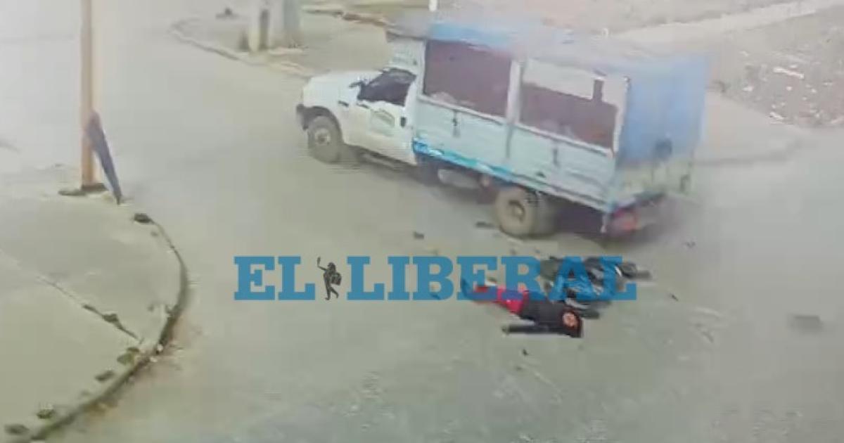VIDEO Brutal choque- un motociclista quedoacute tendido tras embestir a un camioacuten repartidor