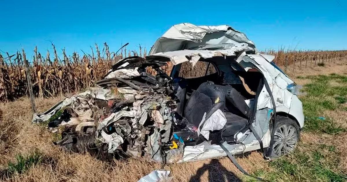 Un auto chocoacute con un camioacuten- murieron un padre y sus dos hijos 