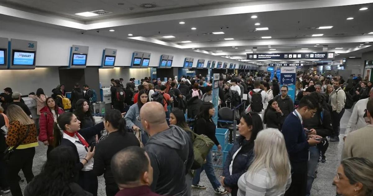 Se espera una nueva jornada caótica hoy en los aeropuertos