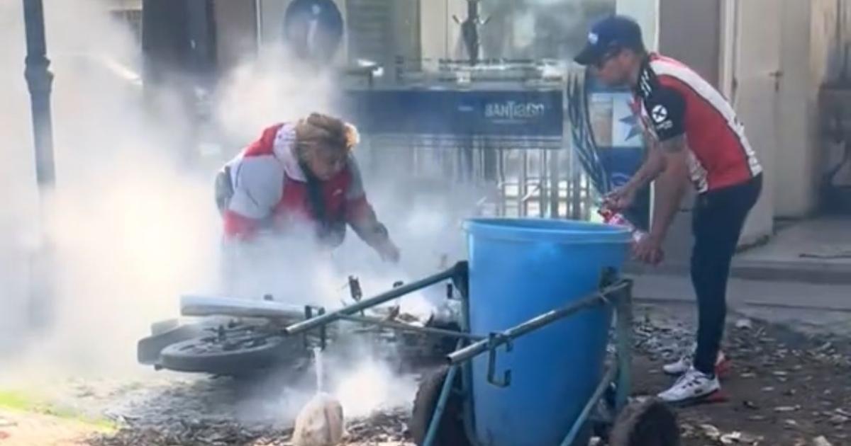 VIDEO- Momentos de tensioacuten en la Plaza Libertad por el incendio de una moto