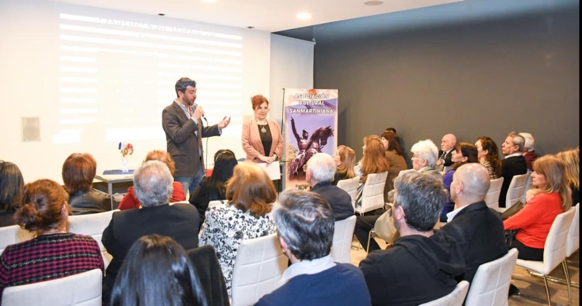 Funcionarios municipales participaron de la disertacioacuten por los 100 antildeos de la Alianza Francesa