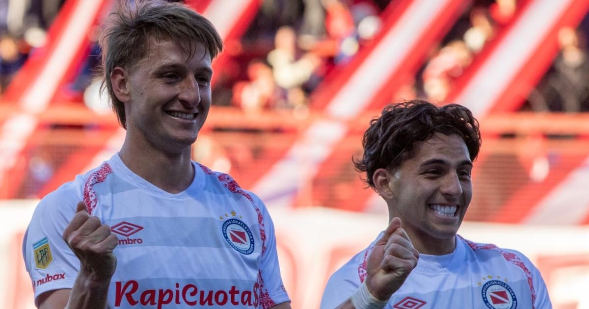 Argentinos Juniors fue una maacutequina y dejoacute a Racing penuacuteltimo