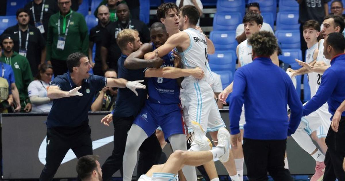 Argentina perdioacute con Repuacuteblica Dominicana y el partido terminoacute en escaacutendalo