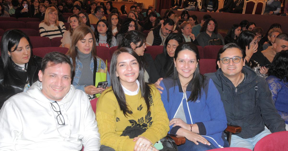 EL HUMOR SE HIZO PRESENTE EN EL TEATRO CON JENNY LA PARAGUAYA