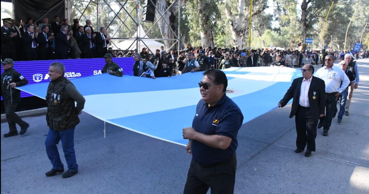 El Gobernador entregoacute 80 camionetas y 24 motocicletas a la policiacutea de la provincia 