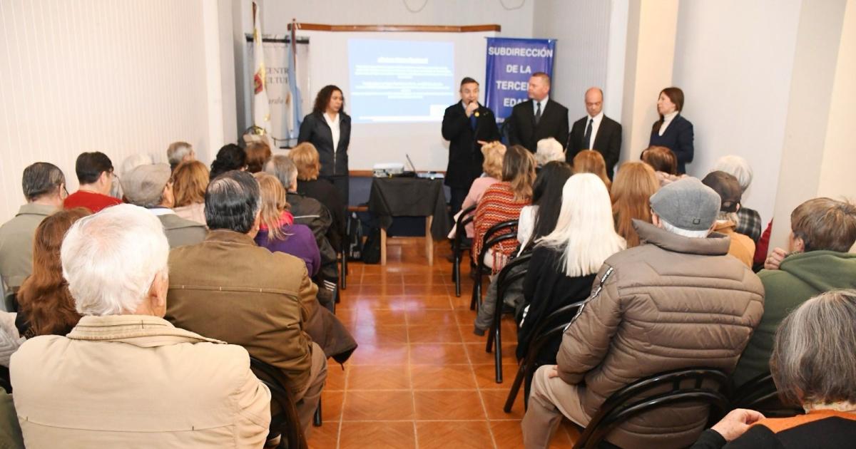 Realizan una charla sobre ciberdelitos con la participacioacuten de maacutes de 30 delegados de centros de jubilados