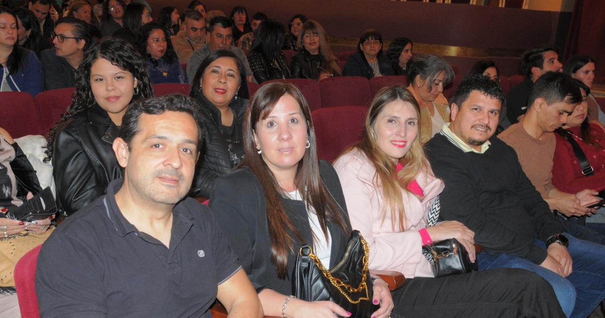 EL HUMOR SE HIZO PRESENTE EN EL TEATRO CON JENNY LA PARAGUAYA