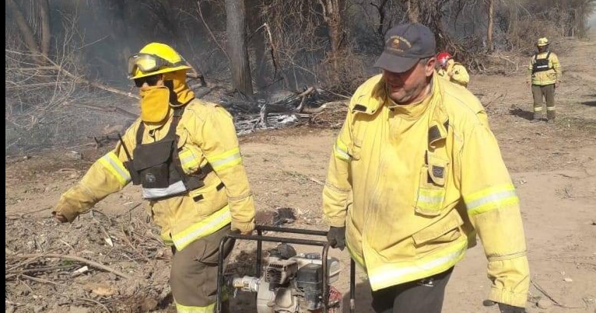 Bomberos de Las Termas y Clodomira luchan contra incendios forestales