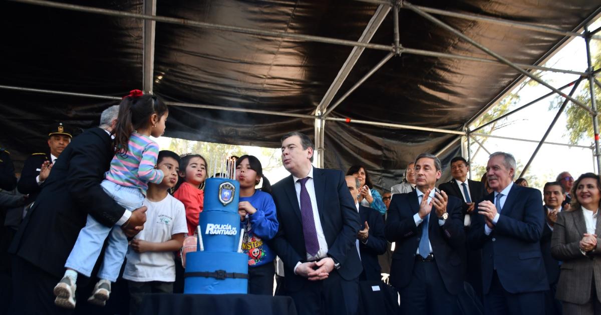 El Gobernador entregoacute 80 camionetas y 24 motocicletas a la policiacutea de la provincia 