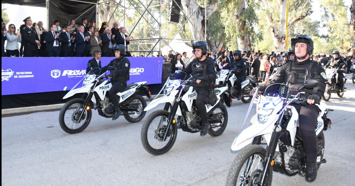 El Gobernador entregoacute 80 camionetas y 24 motocicletas a la policiacutea de la provincia 