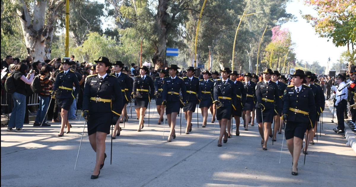 El Gobernador entregoacute 80 camionetas y 24 motocicletas a la policiacutea de la provincia 