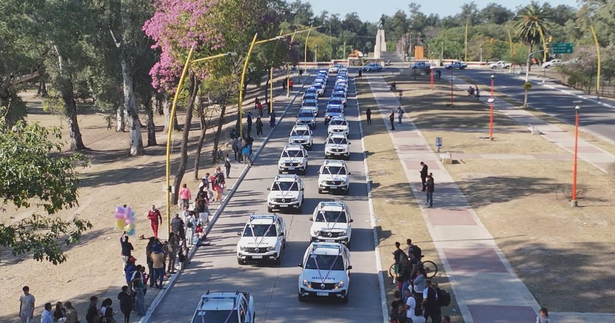 El Gobernador entregoacute 80 camionetas y 24 motocicletas a la policiacutea de la provincia 