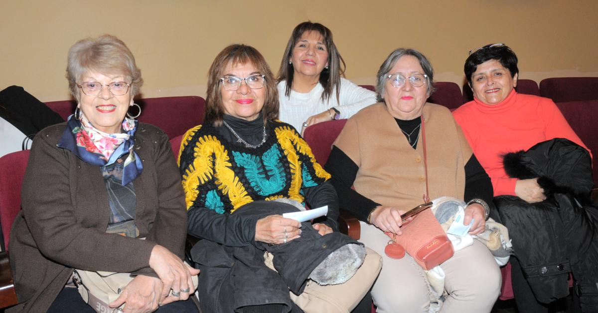 EL HUMOR SE HIZO PRESENTE EN EL TEATRO CON JENNY LA PARAGUAYA