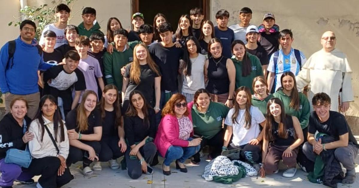 Desde Mendoza- movilizados por el amor al proacutejimo joacutevenes misionan en el Bdeg 8 de Abril