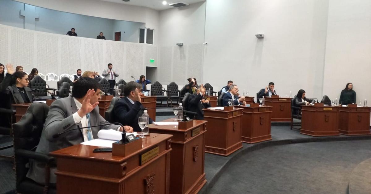 Aprobaron el aumento de remises y taxis en la Capital- la bajada de bandera costaraacute 800