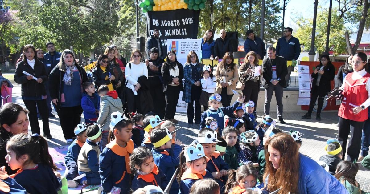 Nintildeos y docentes participaron de una jornada de concientizacioacuten contra el dengue en Plaza Libertad