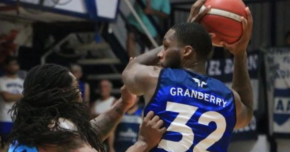 Rich Granberry se pone la camiseta del Negro
