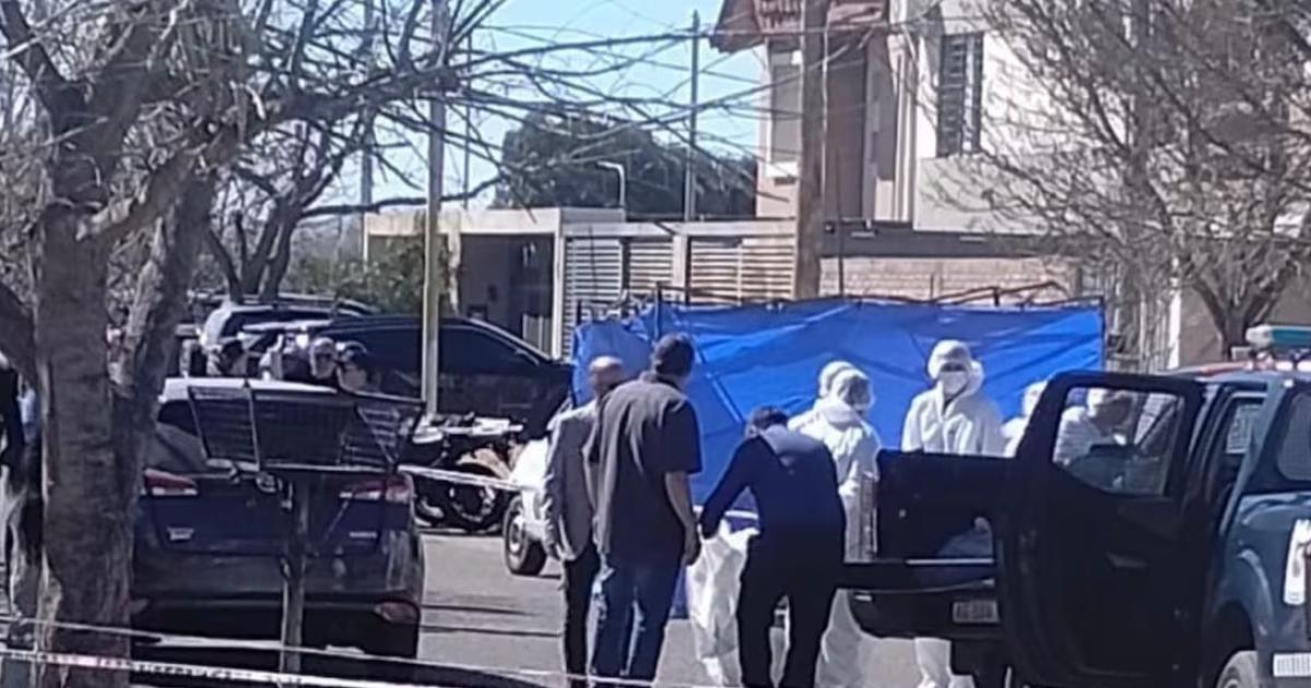 Encontraron muerta a una mujer adentro de un auto y detuvieron a su pareja
