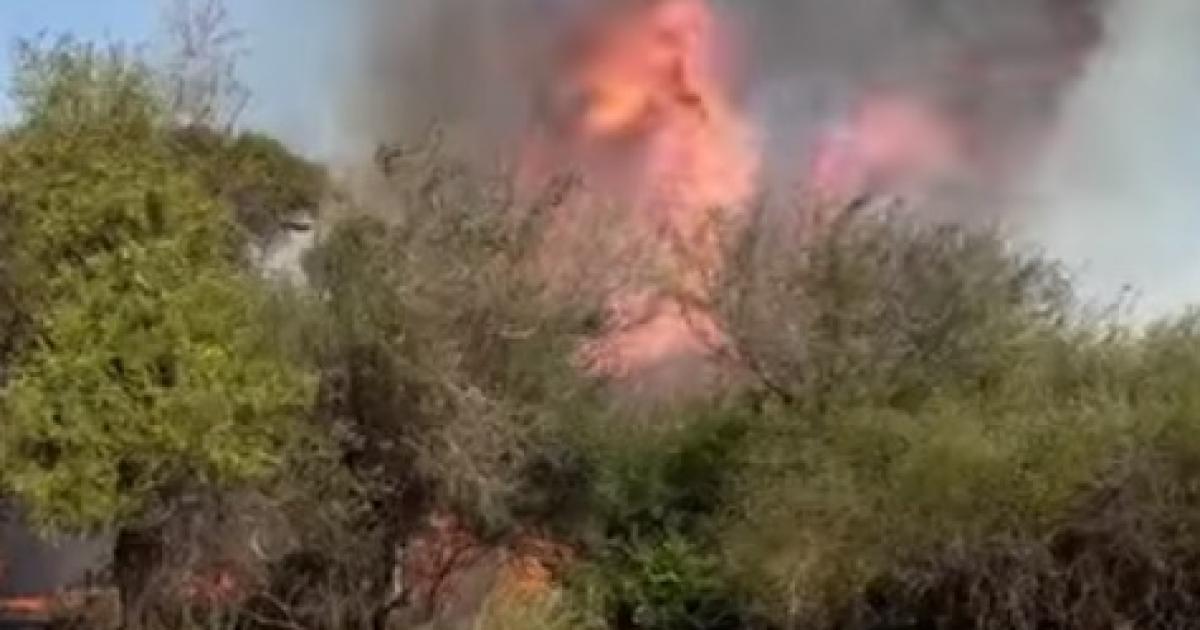 Tensioacuten por incendio de monte que amenazaba una vivienda rural