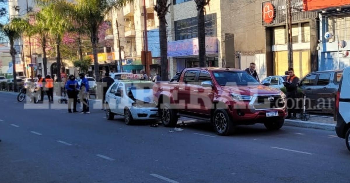 Choque en pleno centro- un remis impactoacute contra una camioneta en avenida Belgrano