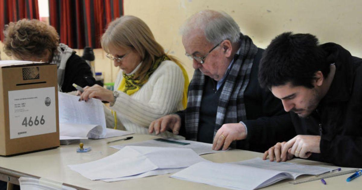 El Gobierno fijoacute cuaacutento le pagaraacuten a las autoridades de mesa en octubre