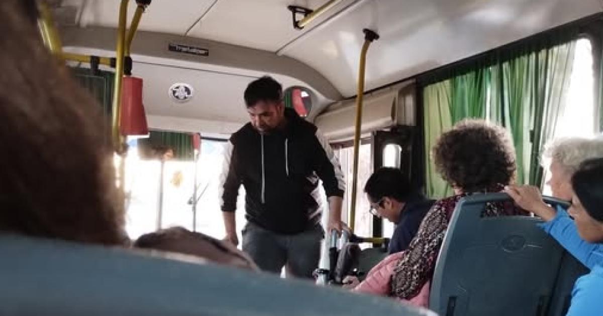 Gestos que inspiran- chofer de la liacutenea 17 ayudoacute a subir a un pasajero con discapacidad y su accioacuten se volvioacute viral