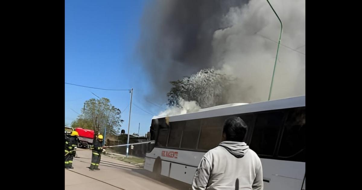Tensioacuten en Quimiliacute- bomberos sofocaron las llamas en un colectivo