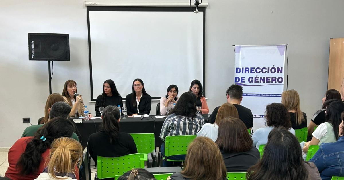 Mujeres que se destacan en diferentes aacutembitos brindaron una charla en la 3er Feria Municipal del Libro 