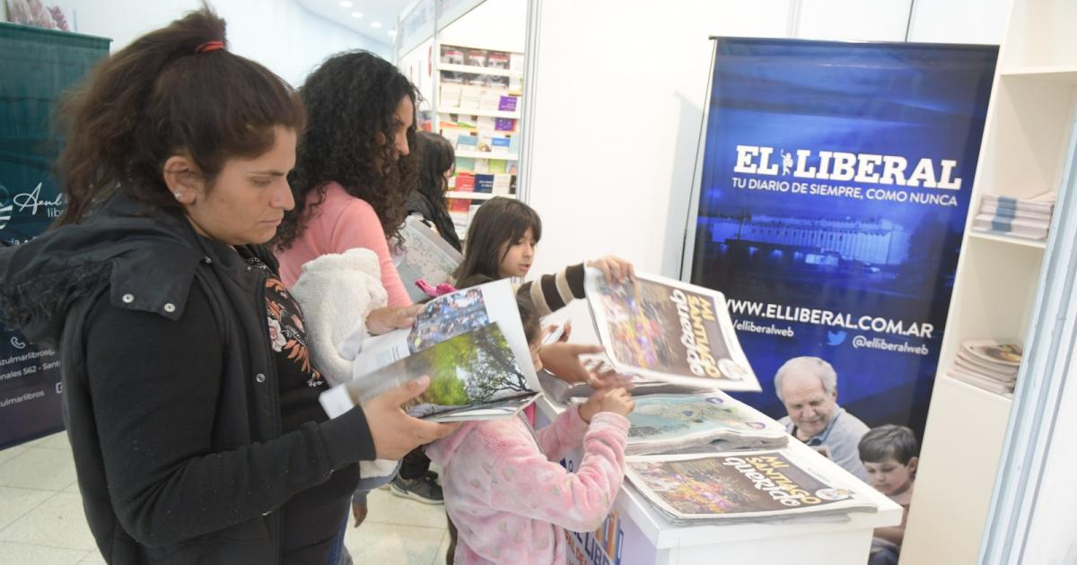 Destacada presencia del stand de EL LIBERAL en la Feria Entre rieles y libros