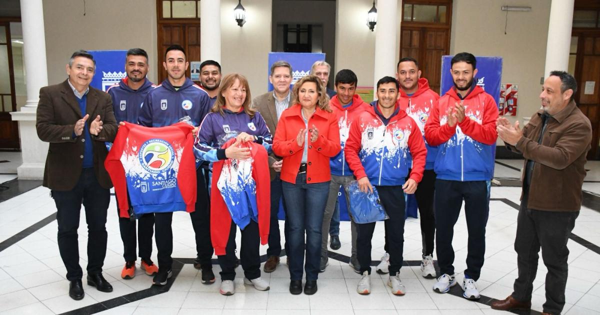 La Intendente entregoacute indumentaria deportiva al personal del aacuterea de Deportes 