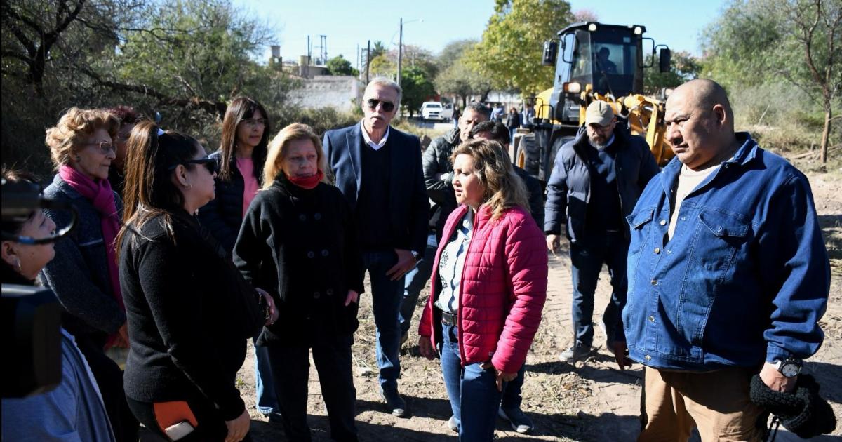 Fuentes supervisoacute la apertura de un tramo de la calle Grecia en el barrio Los Inmigrantes