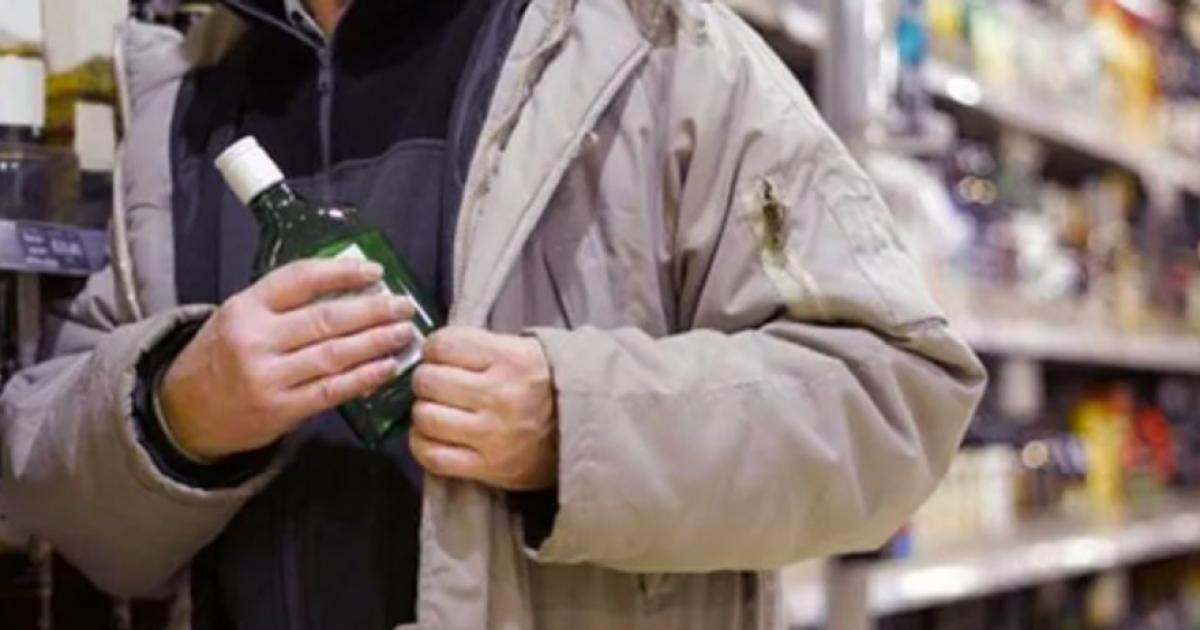 Robo insoacutelito en un bar- los delincuentes se tomaron un whisky mientras vaciaban el local