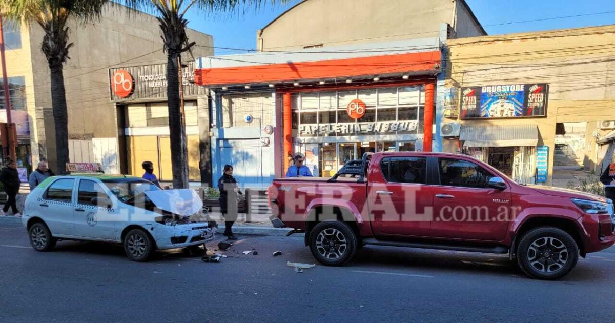 Choque en pleno centro- un remis impactoacute contra una camioneta en avenida Belgrano