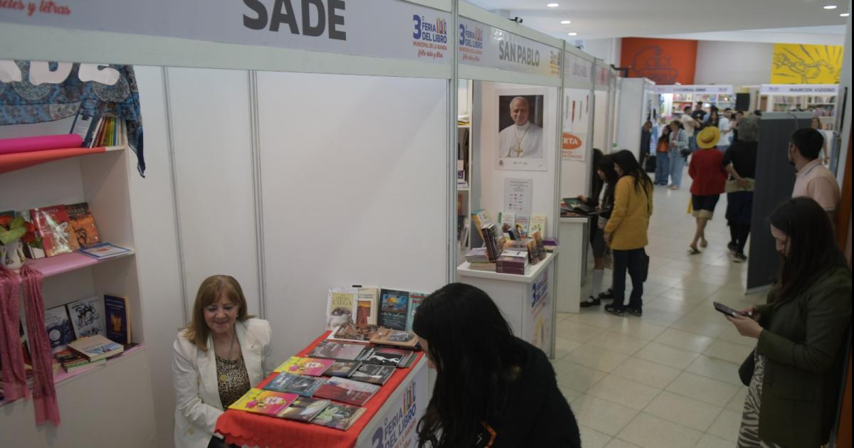 Miraacute las mejores imaacutegenes de la 3ordf Feria del Libro Municipal Entre rieles y libros