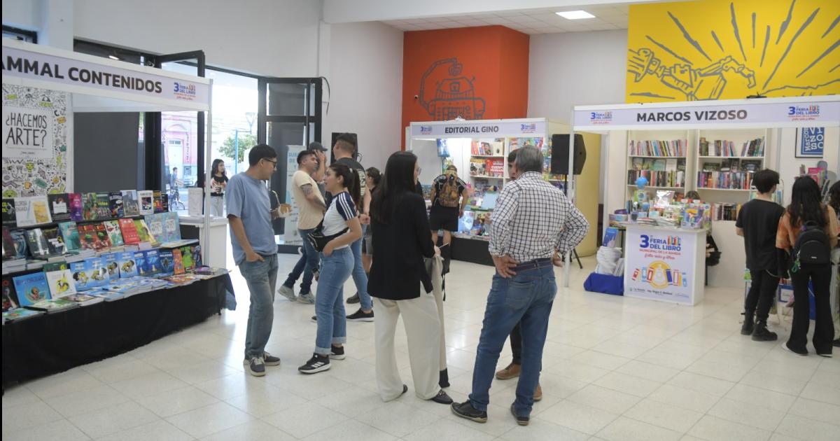 Miraacute las mejores imaacutegenes de la 3ordf Feria del Libro Municipal Entre rieles y libros