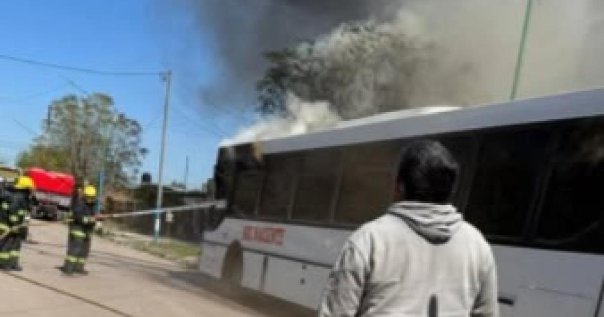 FUEGO Arrasó con la unidad móvil Investigan cómo se originó