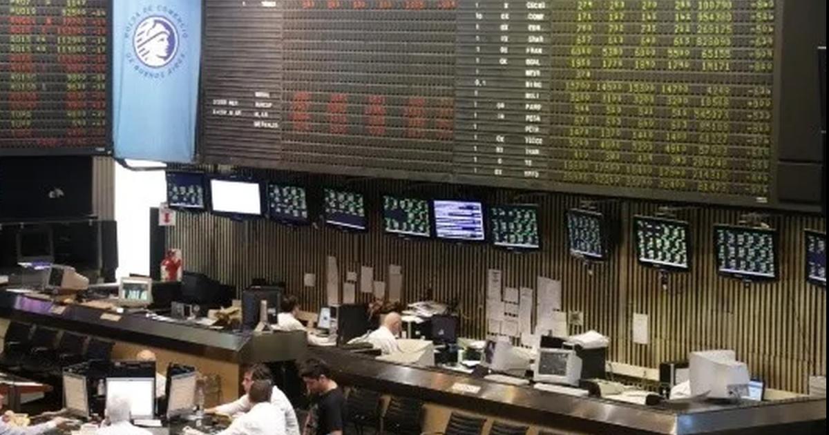 Bajaron los doacutelares oficiales minorista y mayorista