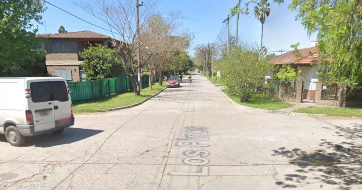 Conmocioacuten- una mujer fue hallada muerta y semi enterrada con una saacutebana en el patio de su casa