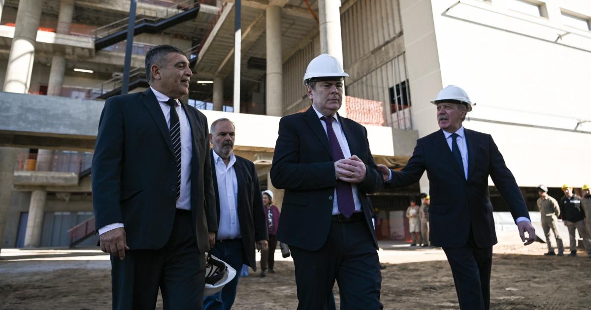 Zamora recorrioacute la obra del Hospital Universitario de Cliacutenicas de Santiago del Estero