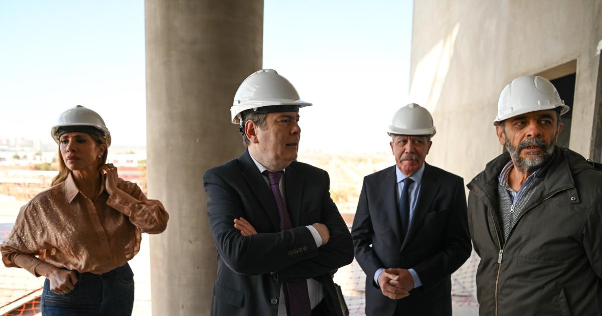 Zamora recorrioacute la obra del Hospital Universitario de Cliacutenicas de Santiago del Estero