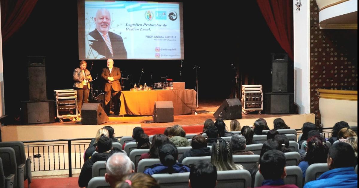 Aniacutebal Gotelli tuvo una destacada participacioacuten en la Feria del Libro Municipal Entre rieles y letras