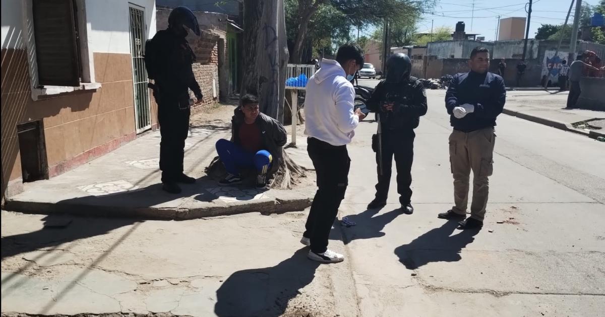 Vendiacutea marihuana y cocaiacutena a plena luz del diacutea- terminoacute preso