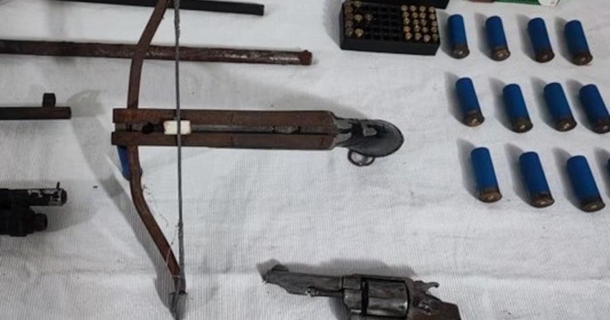 Un hombre amenazó a su vecino con un arma la policía allanó su casa y encontró un arsenal